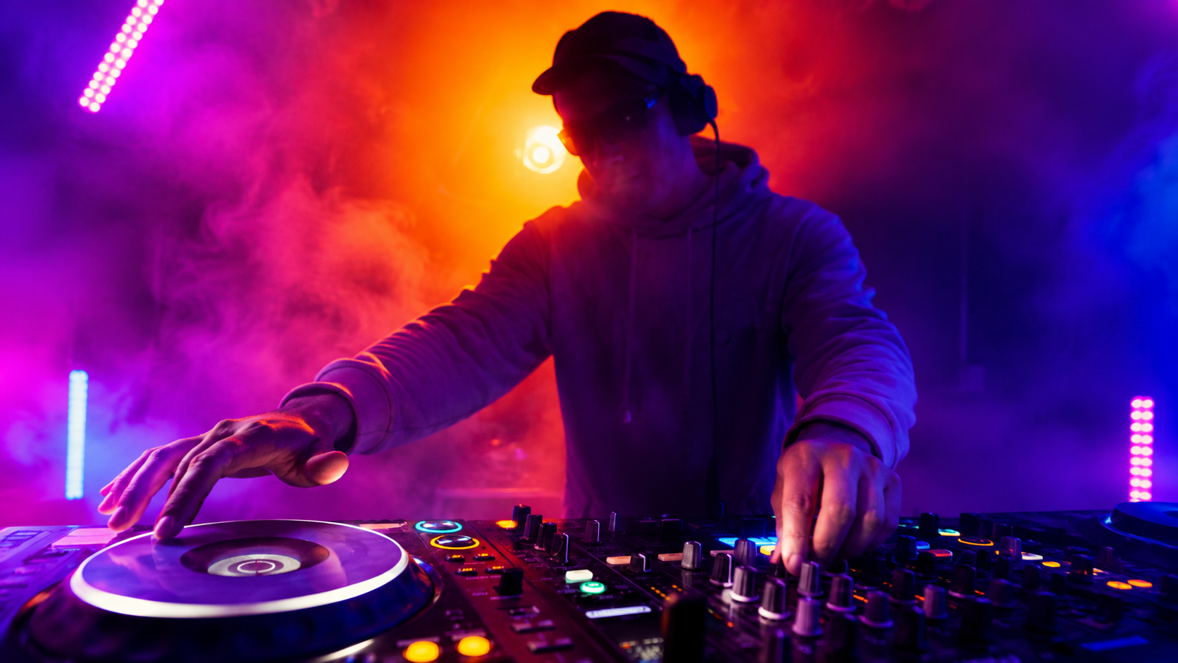 El Casino de Vigo programa sesiones de DJ en agosto con Micky Dj en cabina