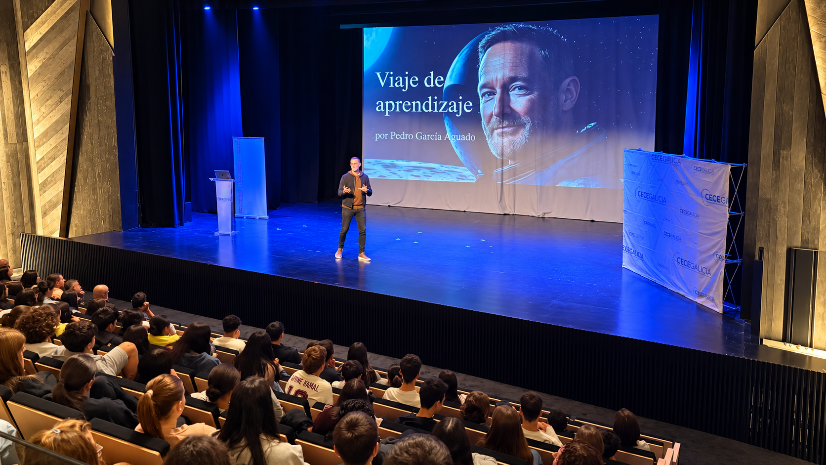Pedro García Aguado acerca a los jóvenes de Ribeira las claves para prevenir las adicciones digitales